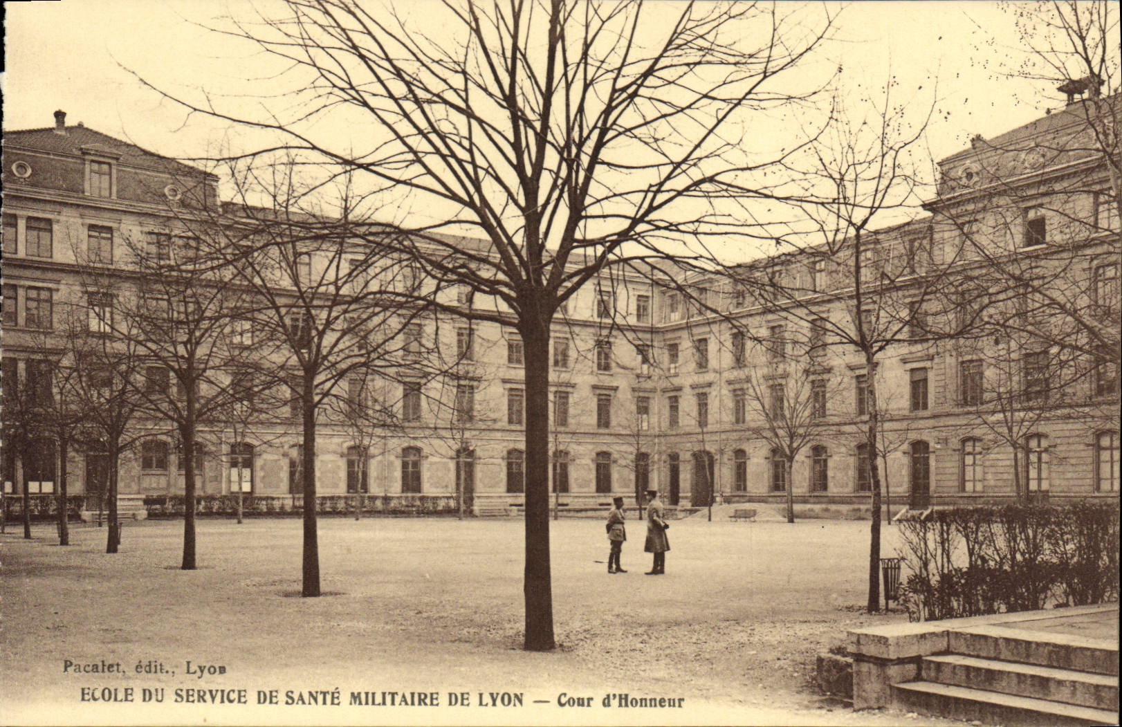 CPA Sante Militaria Ecole du service de sante militaire de Lyon Cour d'honneur