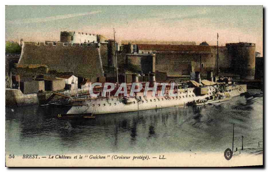 CPA Bateau Brest Le chateau et le Guichen Croiseur protege