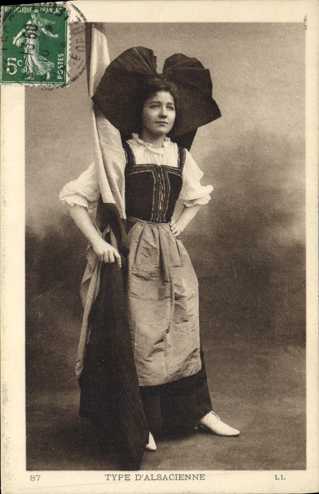 CPA Folklore Alsace Type d'Alsacienne 