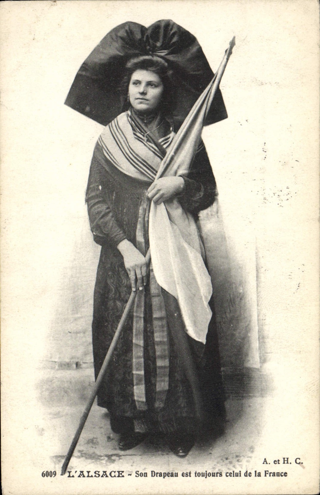 CPA Folklore Alsace Son drapeau est toujours celui de la France 