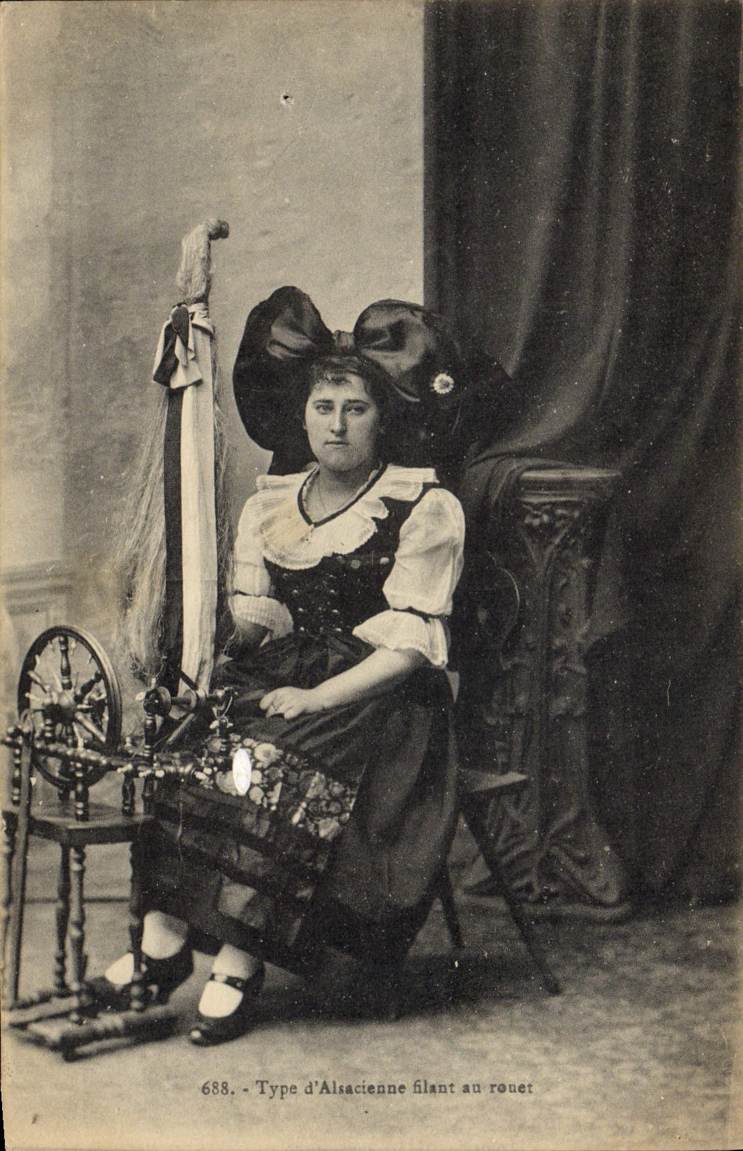 CPA Folklore Alsace Type d'Alsacienne filant au rouet 