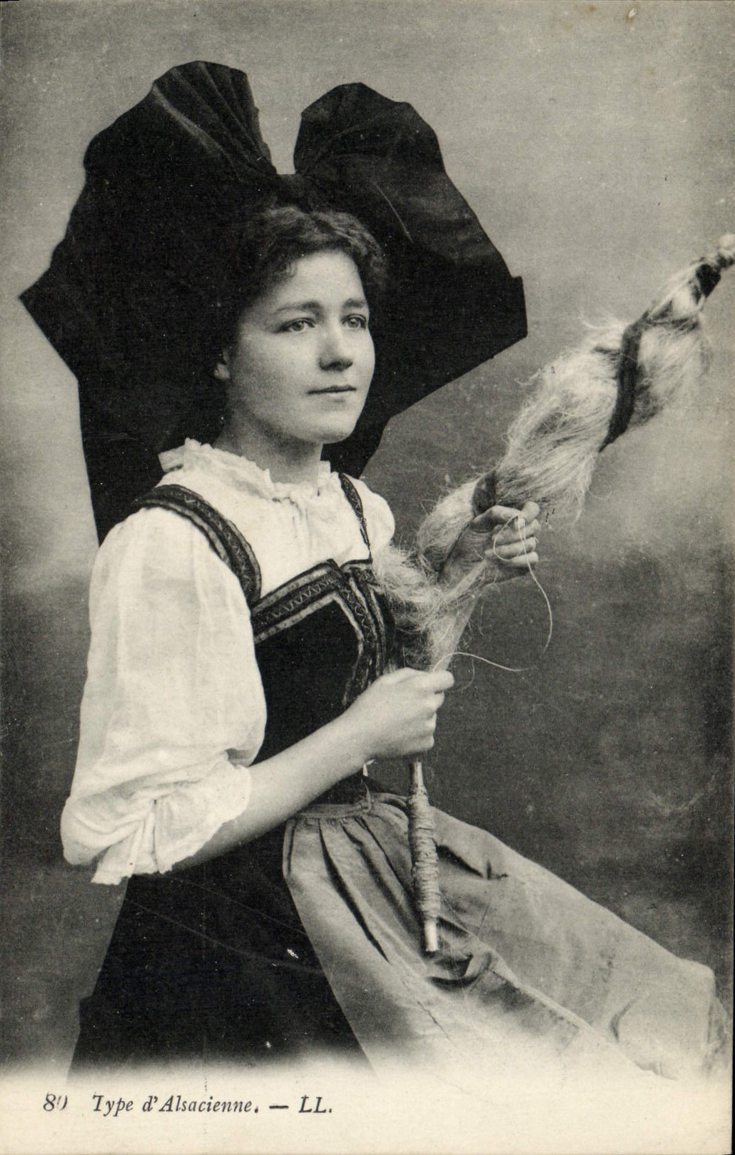 CPA Folklore Alsace Type d'Alsacienne 
