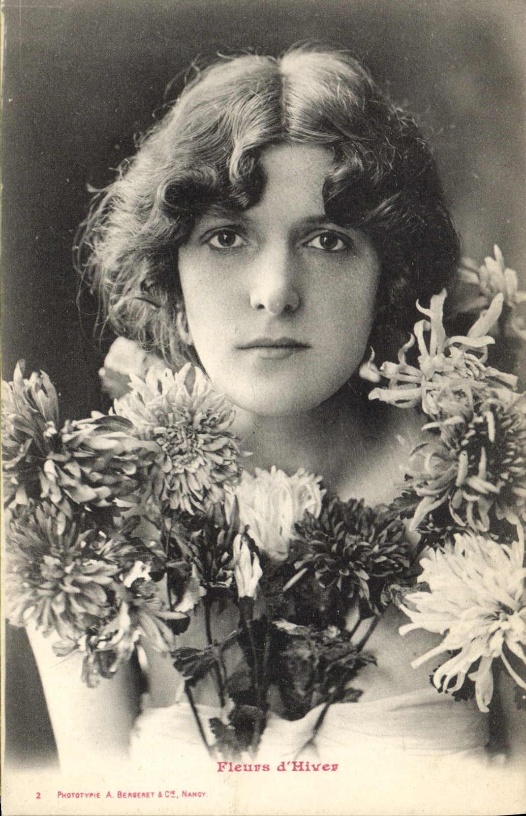 Fleurs d'Hiver — Portrait de femme avec chrysanthèmes — Phototypie A. Bensenet & Cie, Nancy