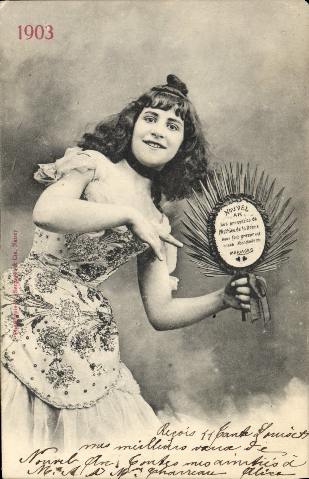 Femme en robe ornée — pronostics de Mathieu de la Drôme — éditeur Bergset & Cie, Nancy, n° de série 1903