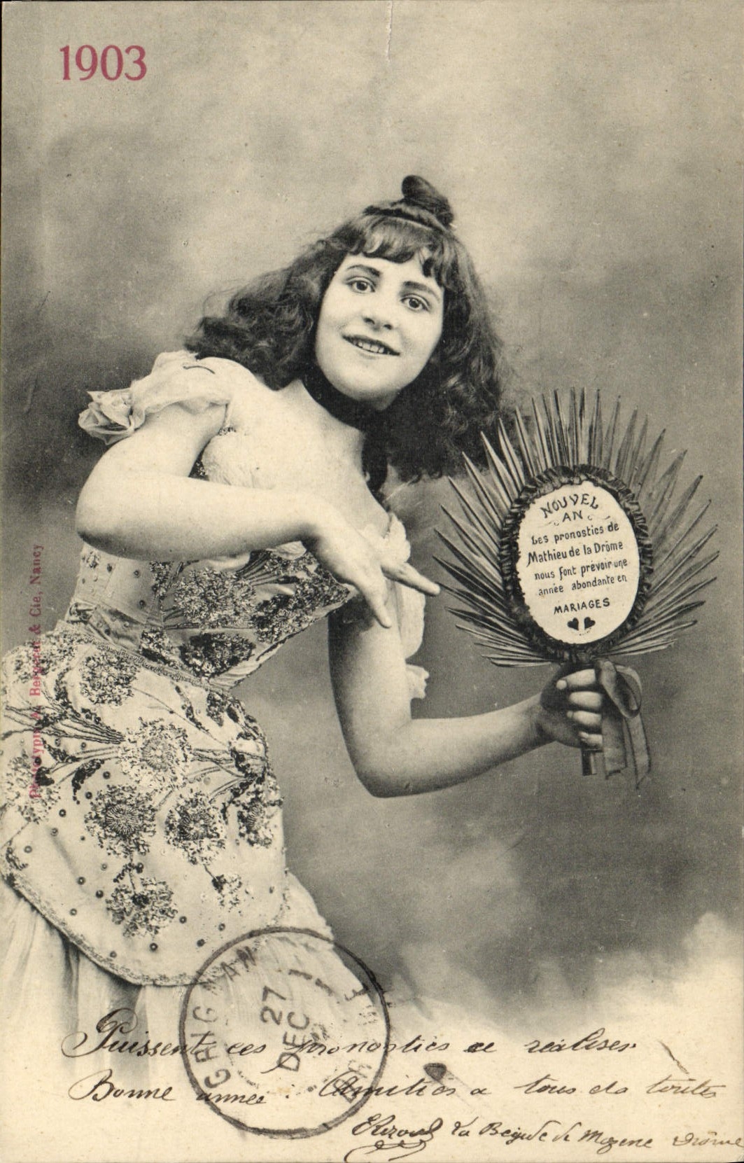 Jeune femme en robe fleurie — prédiction de mariage — Décoration & Cie, Nancy, n° 1903