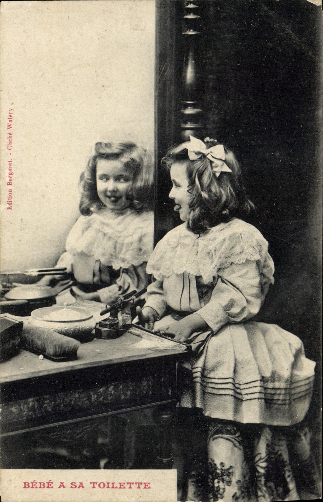 CPA Fantaisie Enfant Bebe a sa toilette