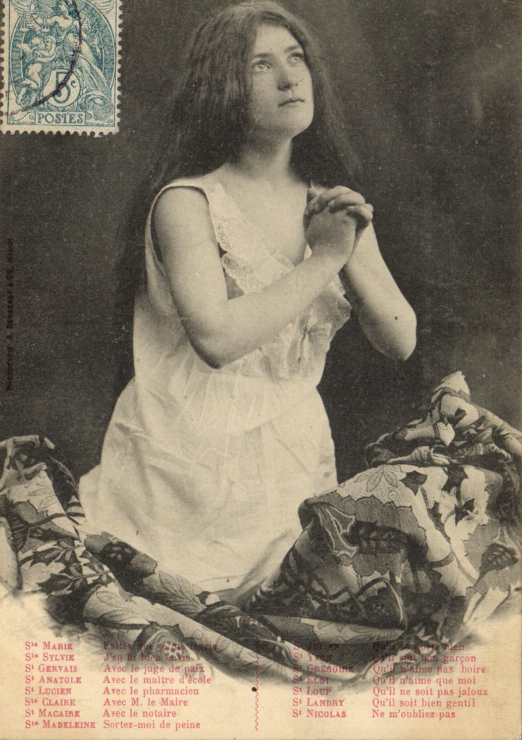 CPA Fantaisie Femme Priere d'une jeune fille sur le point de coiffer Sainte Catherine 
