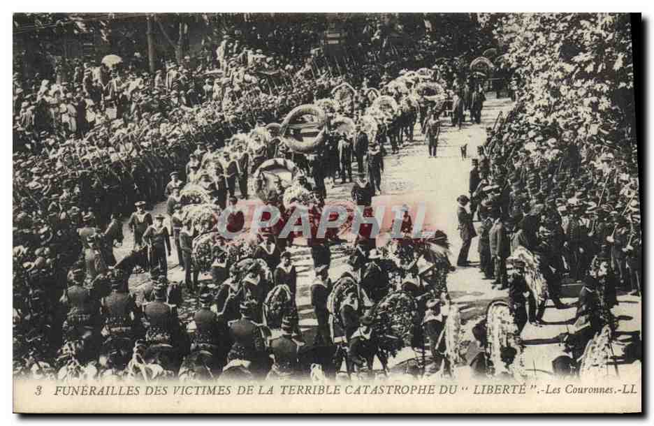 Funérailles des victimes de la terrible catastrophe du "Liberté" — Les Couronnes — LL