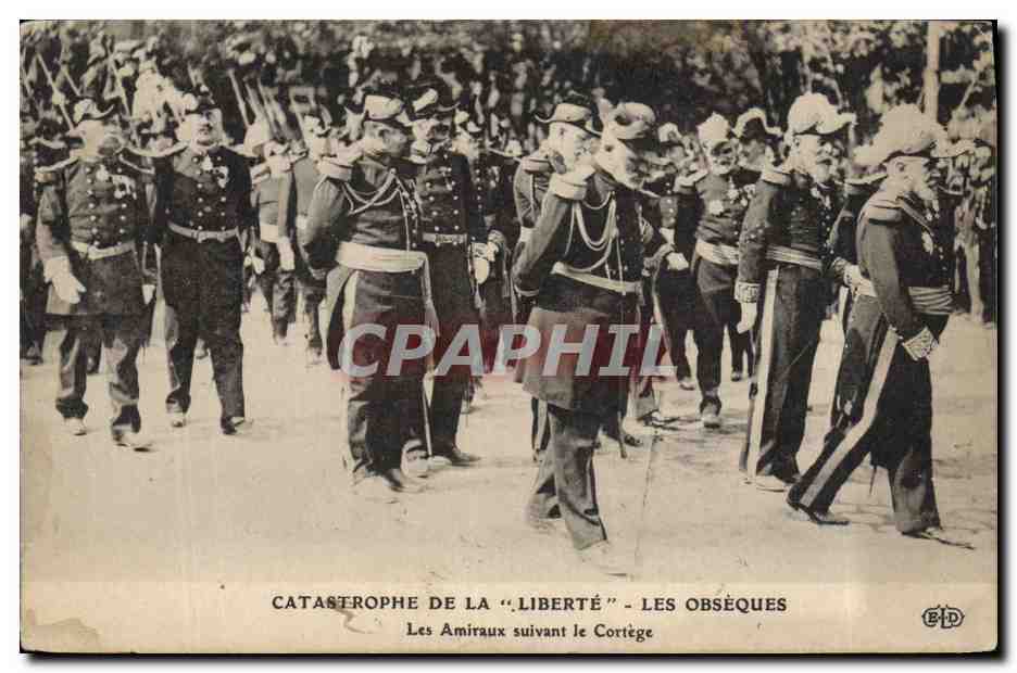 CPA Catastrophe de la Liberte Les obseques Les amiraux suivant le cortege