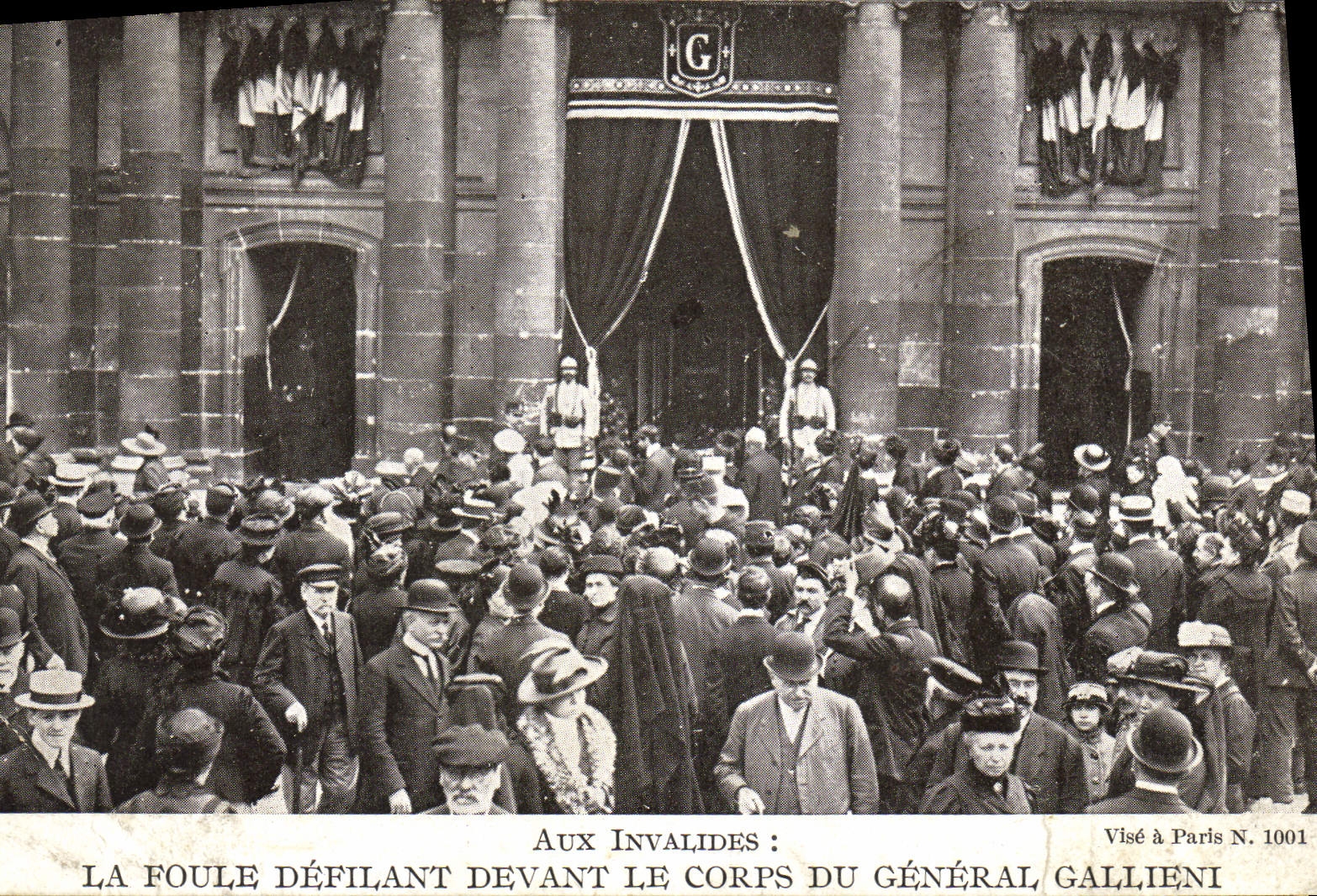 Aux Invalides : La foule défilant devant le corps du général Gallieni — Visé à Paris N. 1001