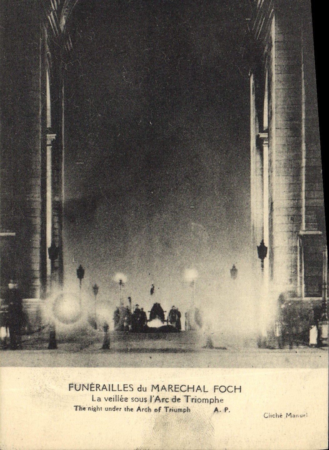 Funérailles du Maréchal Foch — La veillée sous l'Arc de Triomphe — Cliché Manuri