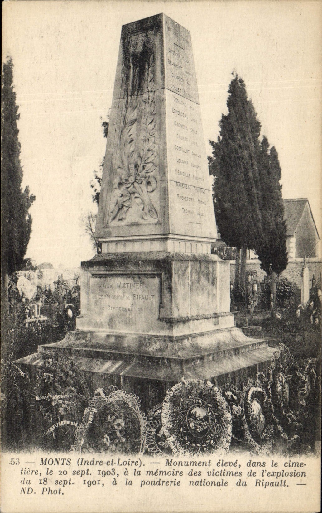 CPA Monts Monument eleve dans le cimetiere explosion de la poudrerie du Ripault