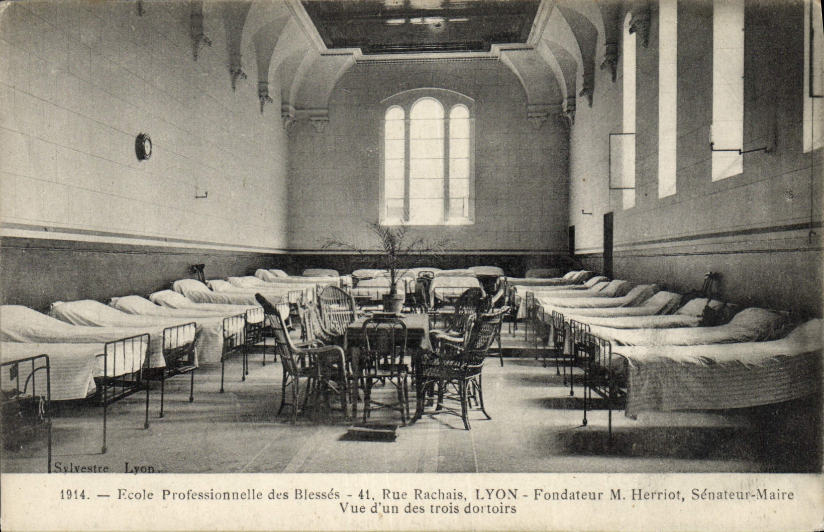 École Professionnelle des Blessés — Lyon — Vue d'un des trois dortoirs — Sylvestre Lyon