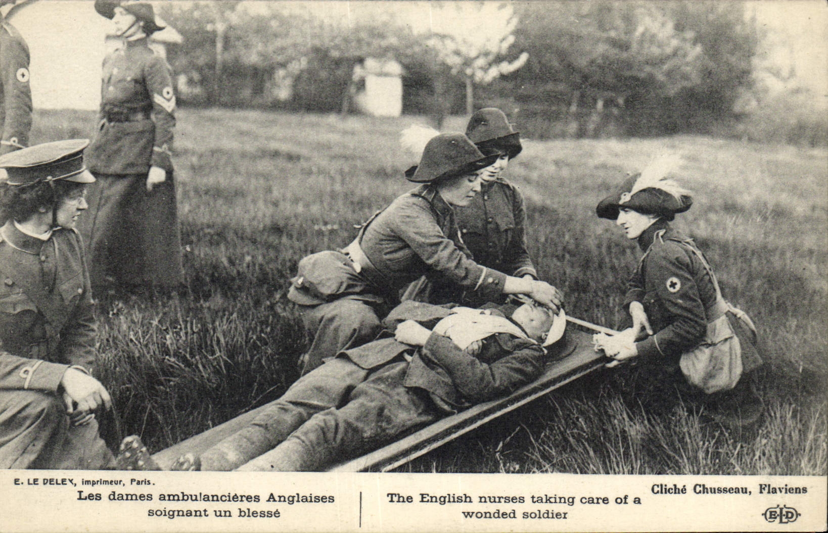 Les dames ambulancières Anglaises soignant un blessé — E. LE DELEY, imprimeur, Paris