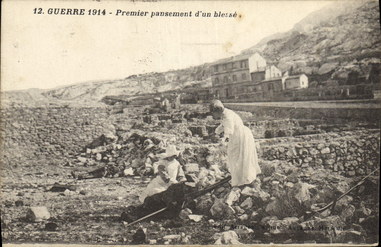 Premier pansement d'un blessé — Guerre 1914 — Édit Arragon, 3 rue d'Anagne, Marseille