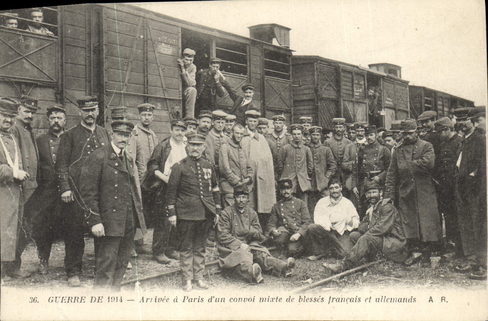 Arrivée à Paris d'un convoi mixte de blessés français et allemands — Guerre de 1914 — A.R. n°36