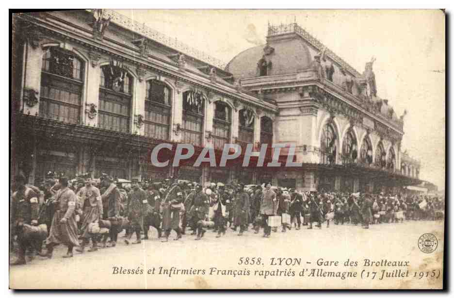 LYON - Gare des Brotteaux — Blessés et Infirmiers Français rapatriés d'Allemagne (17 Juillet 1915)