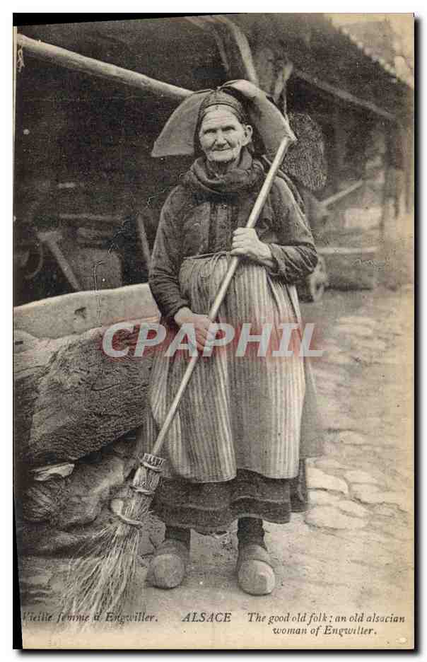 CPA Folklore Alsace Vieille femme a Engwiller