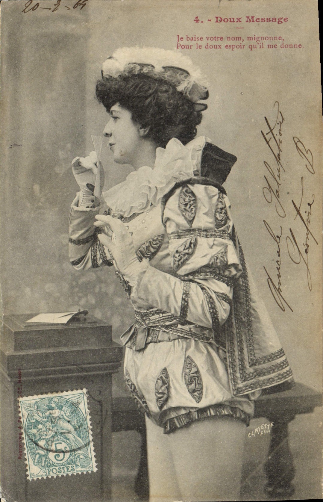 Femme en costume de scène — 'Doux Message' — Clavette, n°4