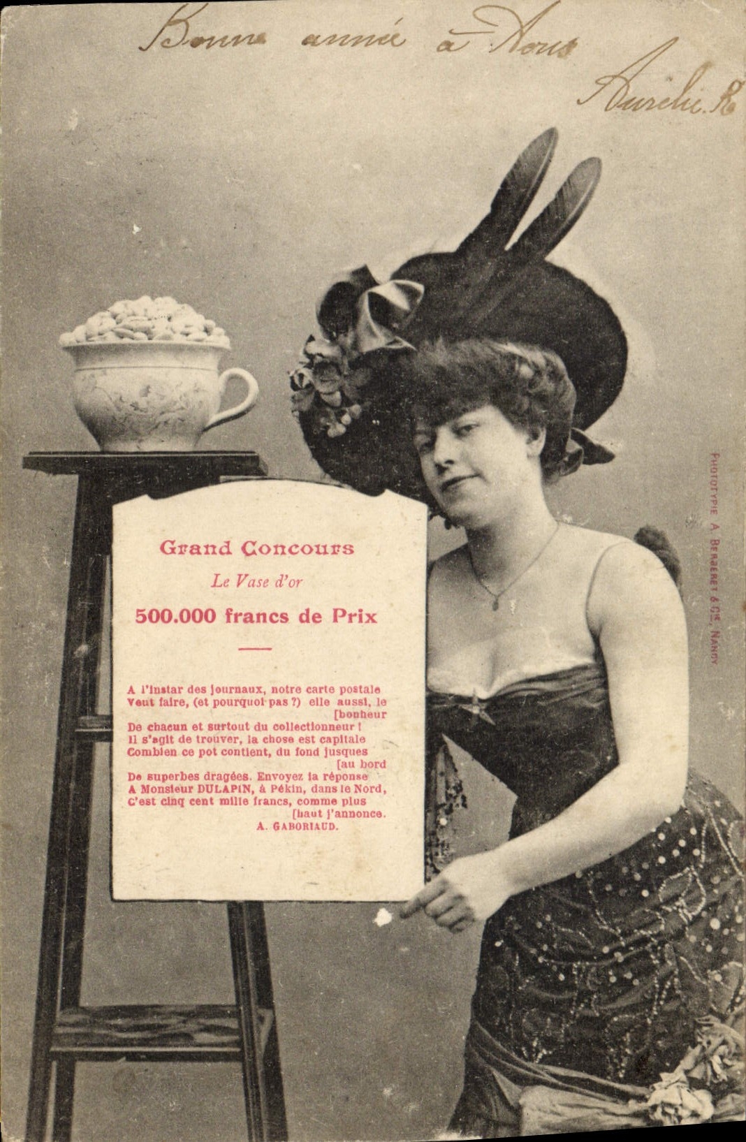 Femme en chapeau à lapin — publicité pour un concours de cartes postales — photographe A. Braeater & Cie, Nîmes