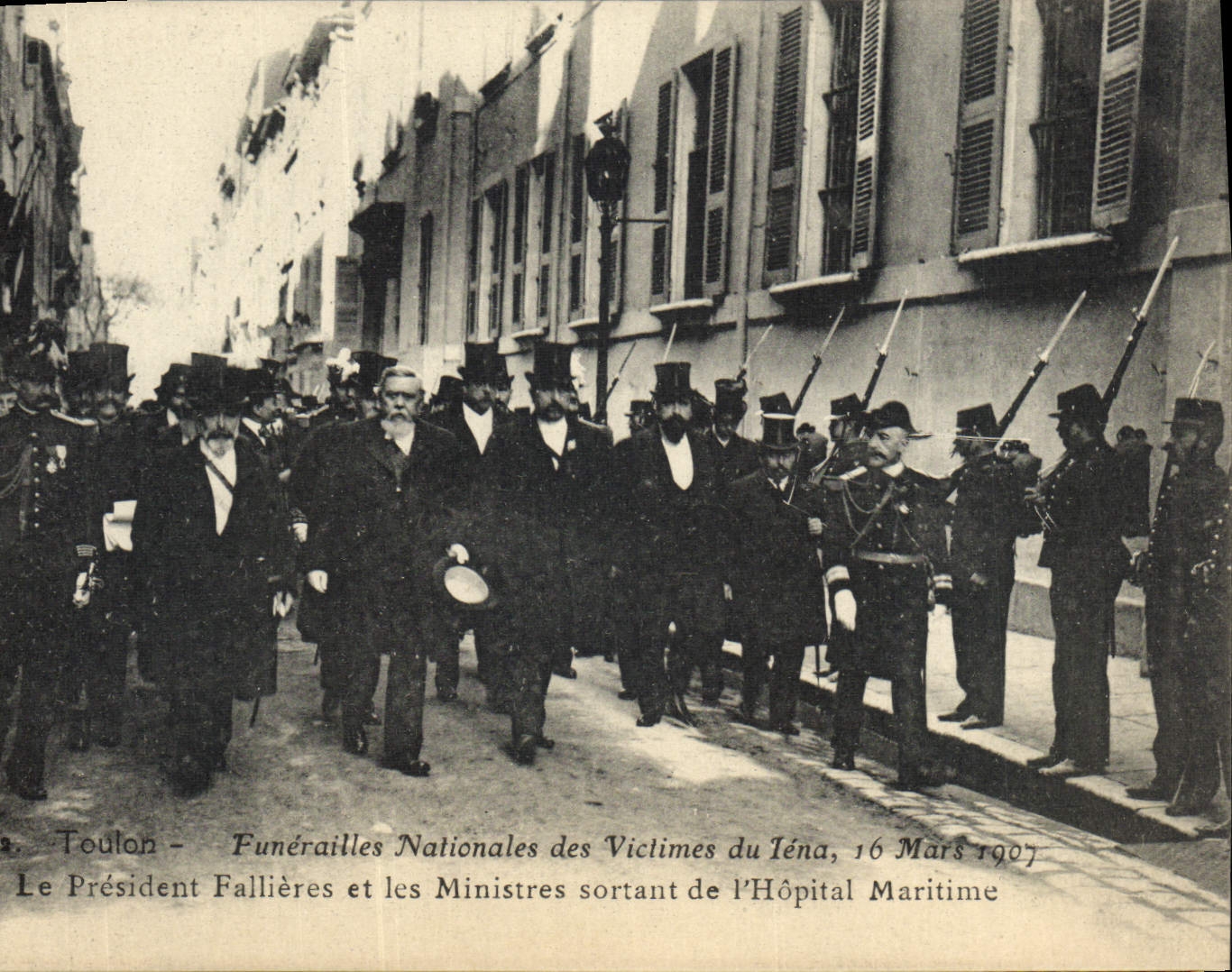 Toulon — Funérailles Nationales des Victimes du Téna, 16 Mars 1907 — Le Président Fallières et les Ministres sortant de l'Hôpital Maritime