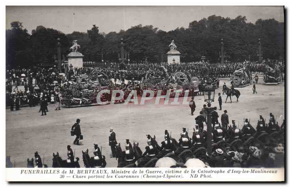 Funérailles de M. Bertheaux, Ministre de la Guerre, victime de la Catastrophe d'Issy-les-Moulineaux — Chars portant les Couronnes (Champs-Élysées) — ND Phot.