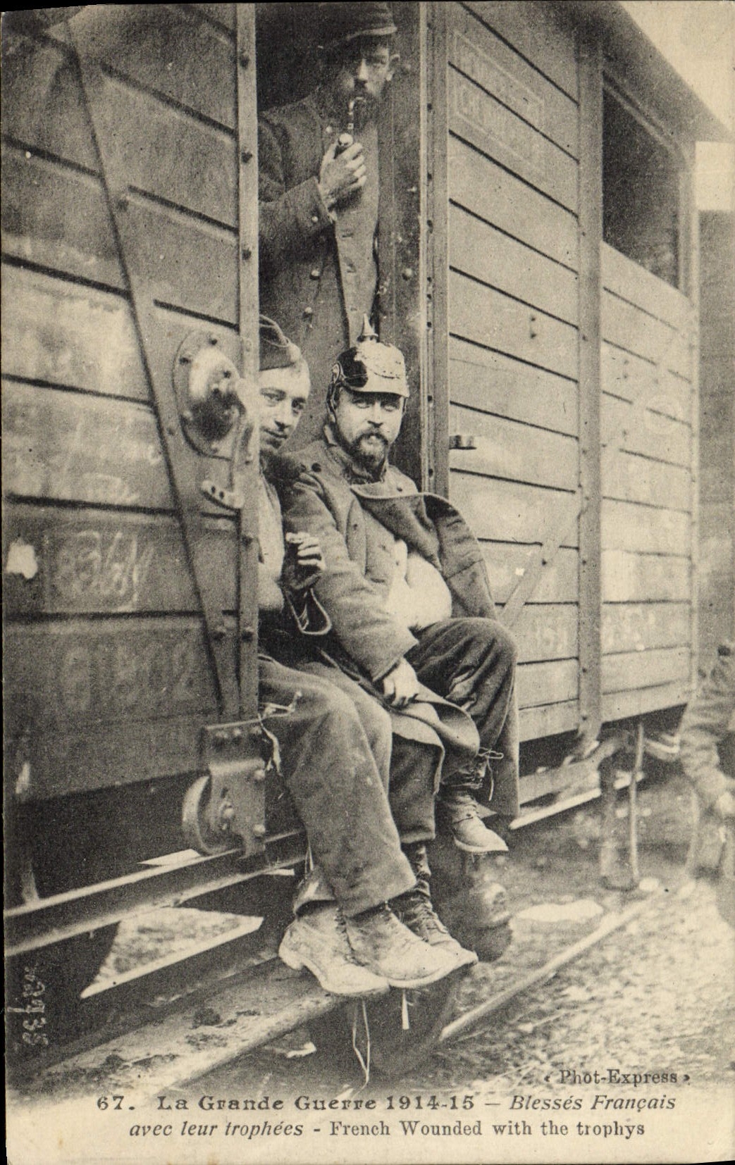 Blessés Français avec leur trophées — La Grande Guerre 1914-15 — Phot-Express