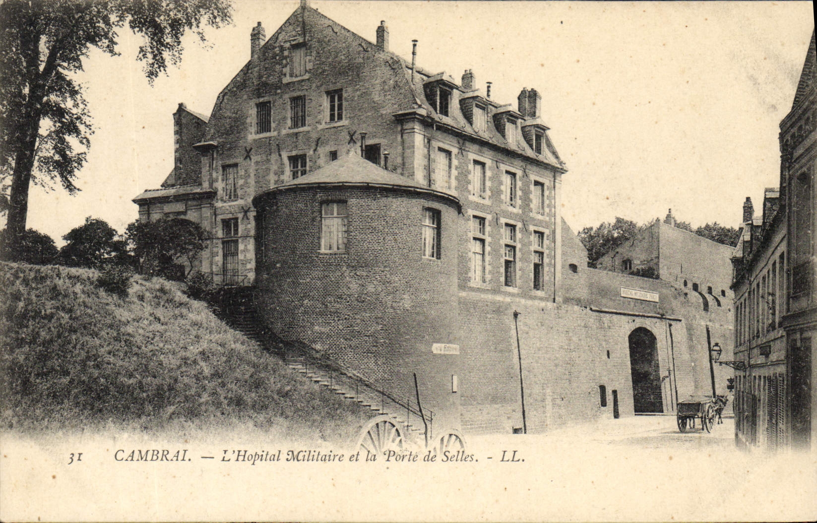 Cambrai — L'Hôpital Militaire et la Porte de Selles — LL.