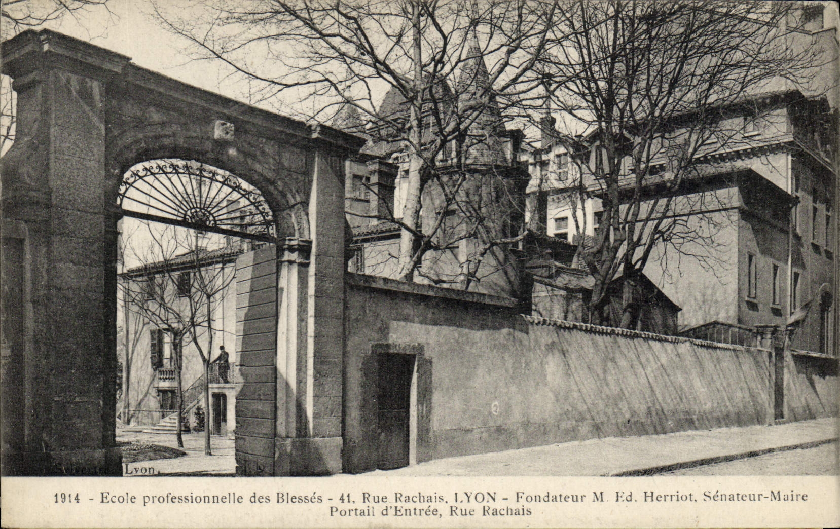 École professionnelle des Blessés — Portail d'Entrée, Rue Rachais, Lyon — Fondateur M. Ed. Herriot, Sénateur-Maire
