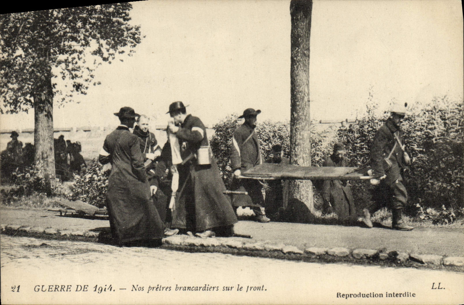 Guerre de 1914 — Nos prêtres brancardiers sur le front — LL.