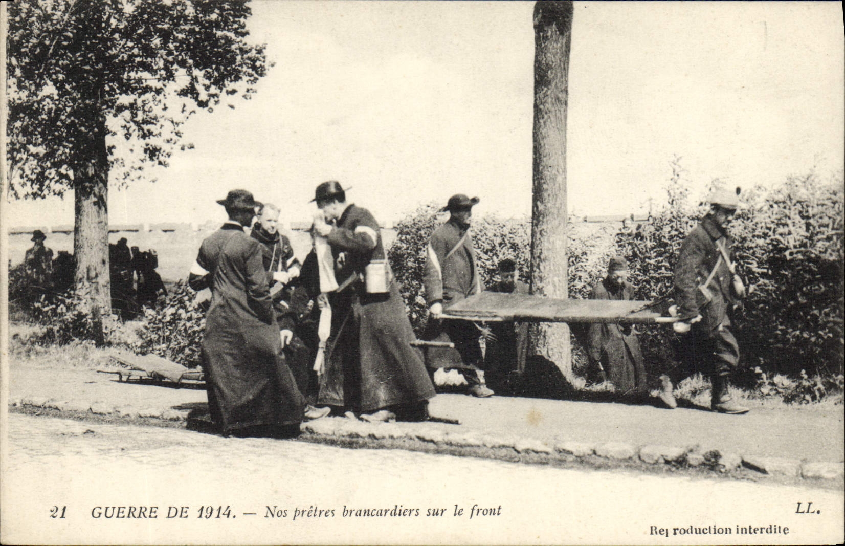 Guerre de 1914 — Nos prêtres brancardiers sur le front — Éd. LL.