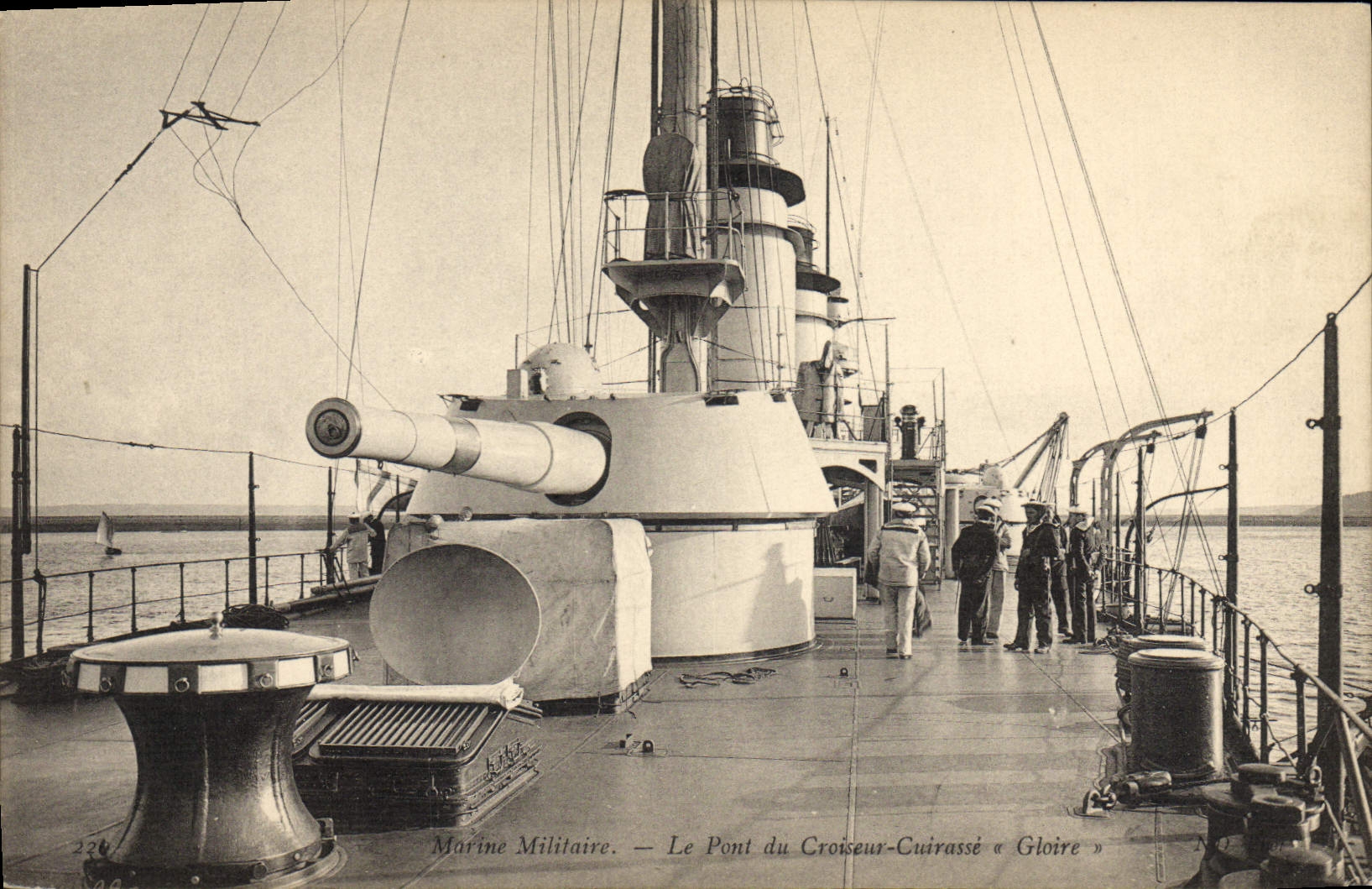 CPA Bateau Le pont du croiseur cuirasse Gloire
