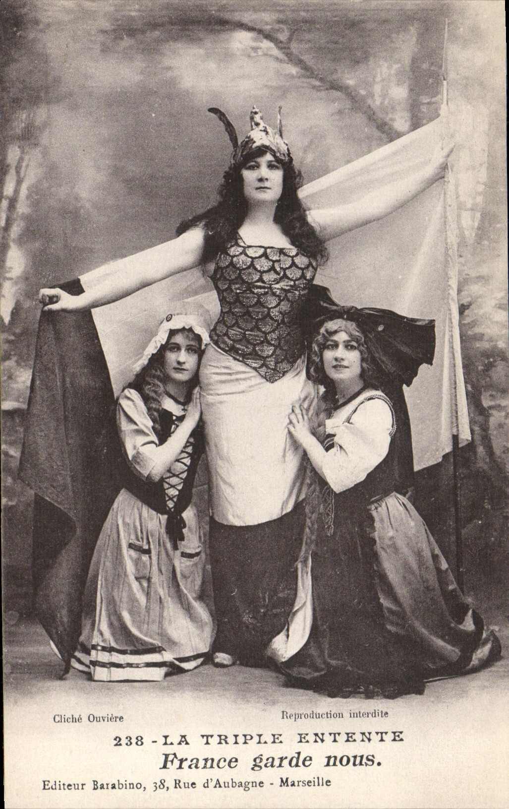 CPA Folklore Alsace La Triple Entente France Garde Nous 