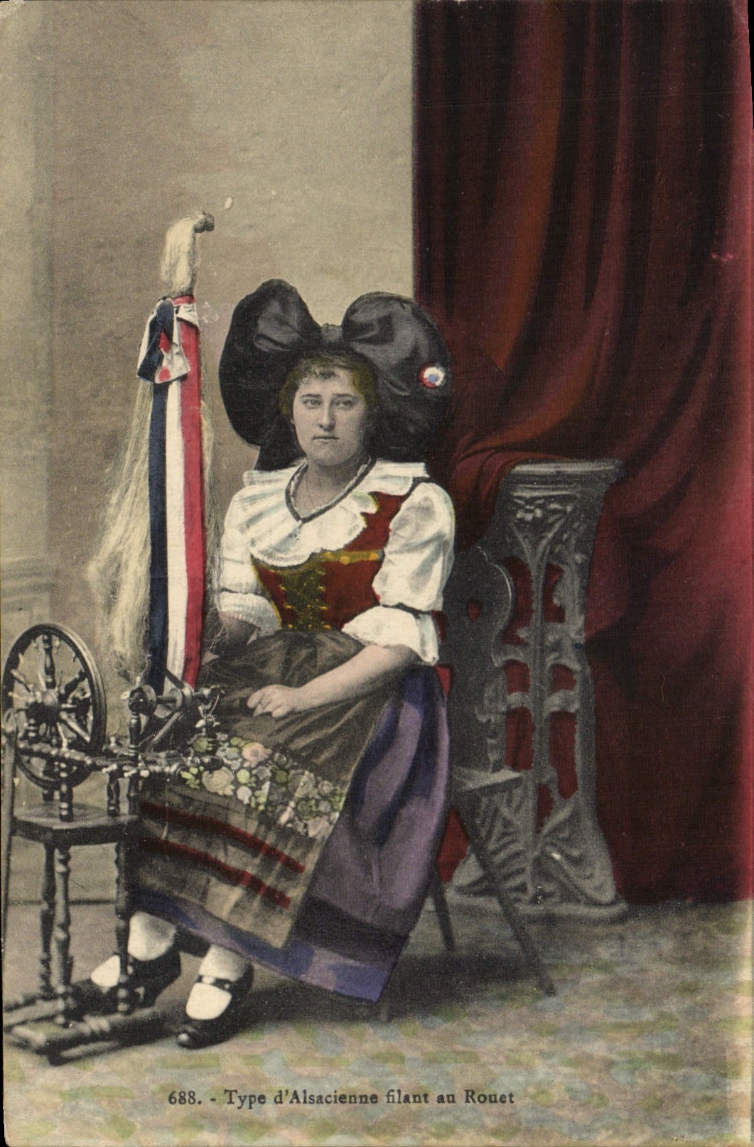 CPA Folklore Alsace Type d'Alsacienne filant au rouet 