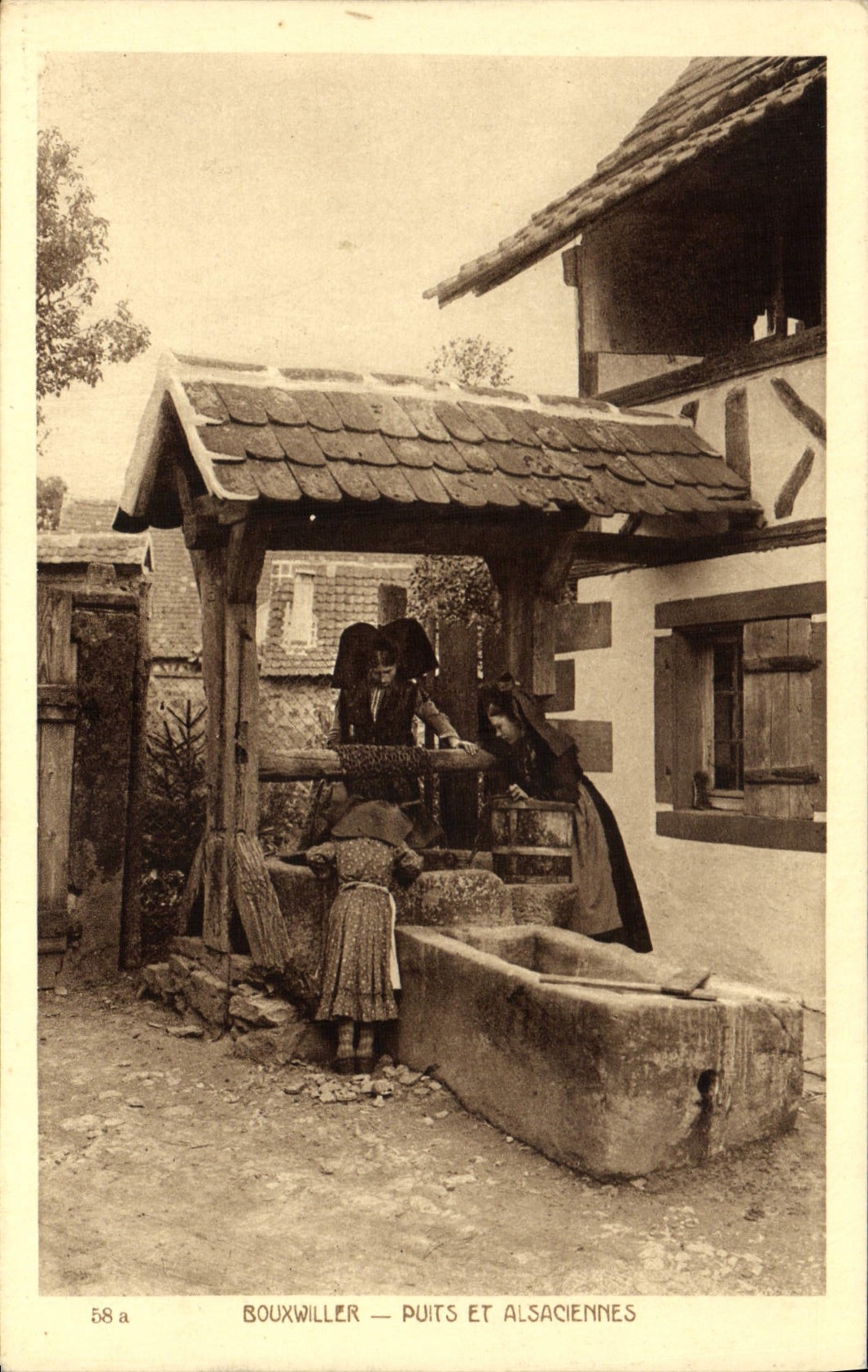 CPA Folklore Alsace Bouxwiller Puits et Alsaciennes 