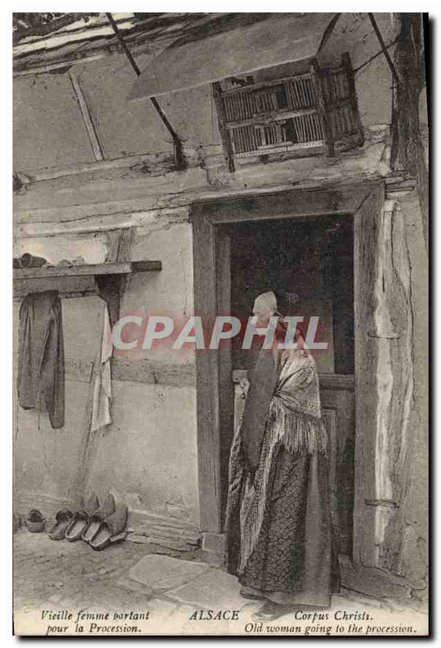 CPA Folklore Alsace Vieille femme partant pour la Procession
