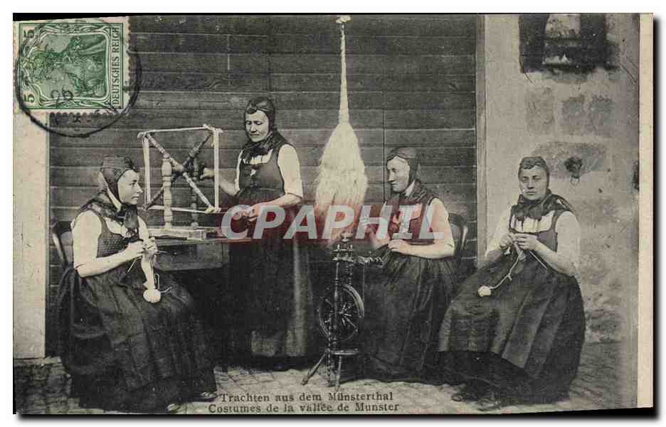 CPA Folklore Alsace Costumes de la vallee de Munster 
