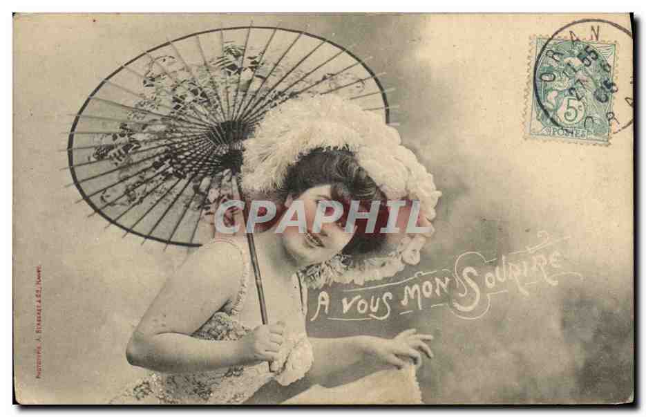 Elegante Frau mit dekorativem Regenschirm — Verleger M. BERNARD & Cie, Nantes