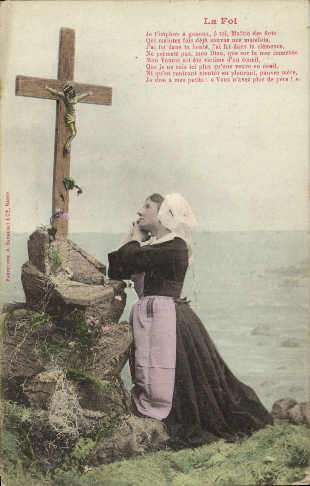 Femme en prière devant un crucifix — La Foi — Phototype A. Bernert & Cie, Nancy
