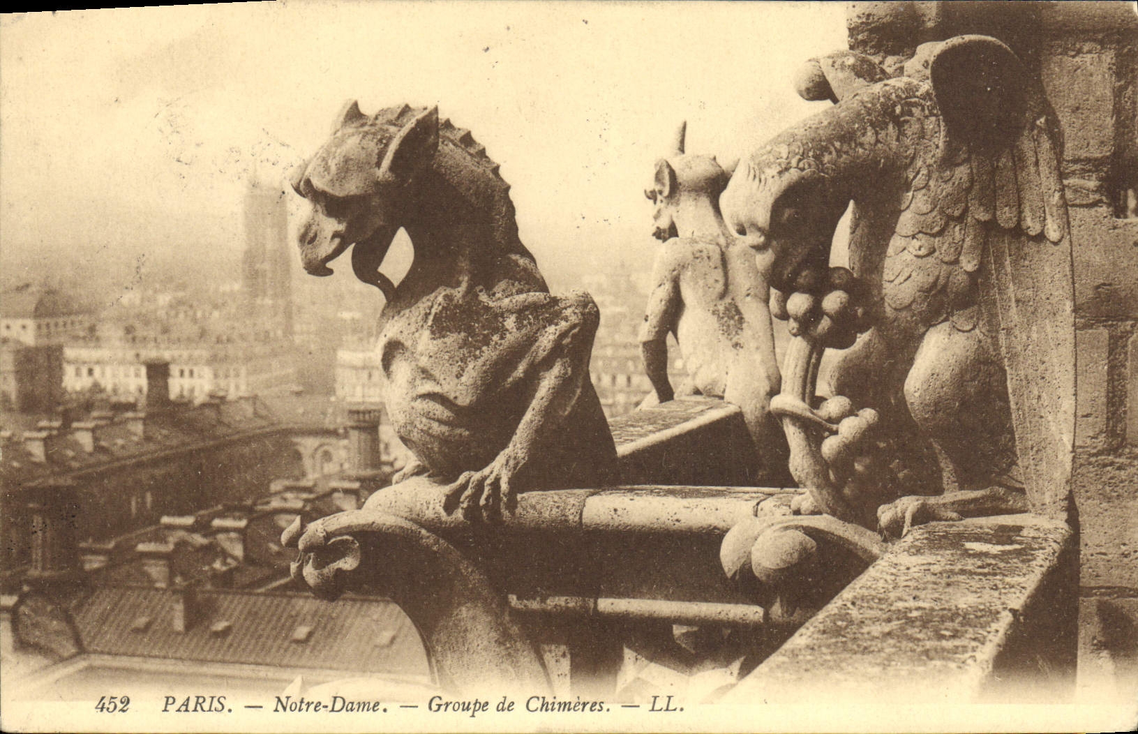 CPA Gargouille Paris Notre Dame Groupe de chimeres