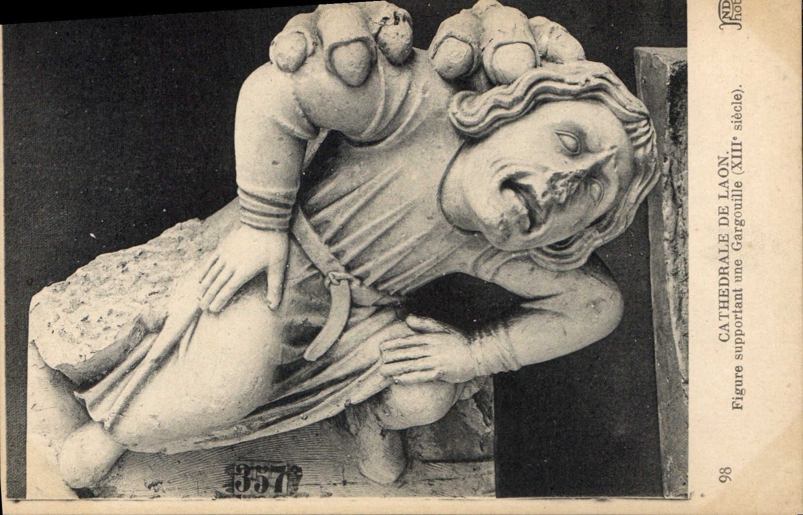 CPA Gargouille Cathedrale de Laon Figure supportant une gargouille