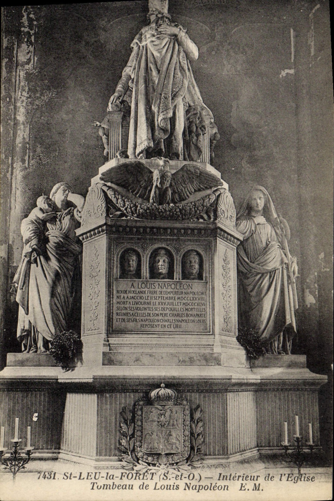 CPA Mort St Leu la Foret Interieur de l'eglise Tombeau de Louis Napoleon