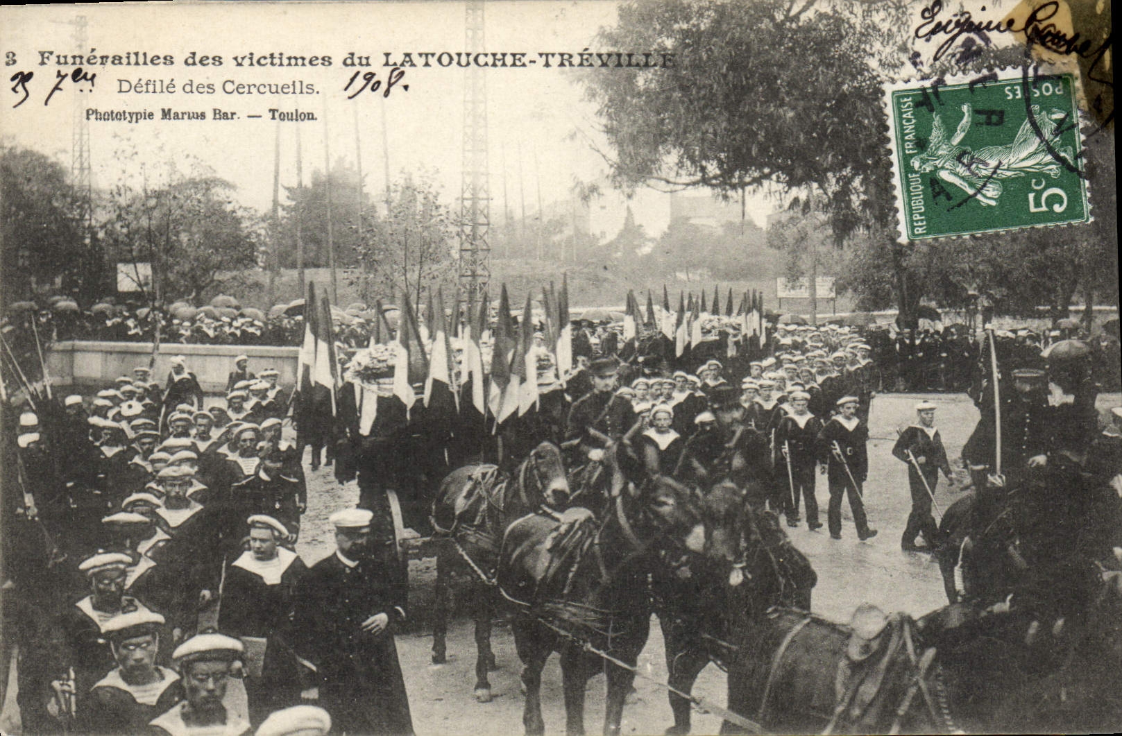 CPA Mort Funerailles des victimes du Latouche Treville Defile des cercueils