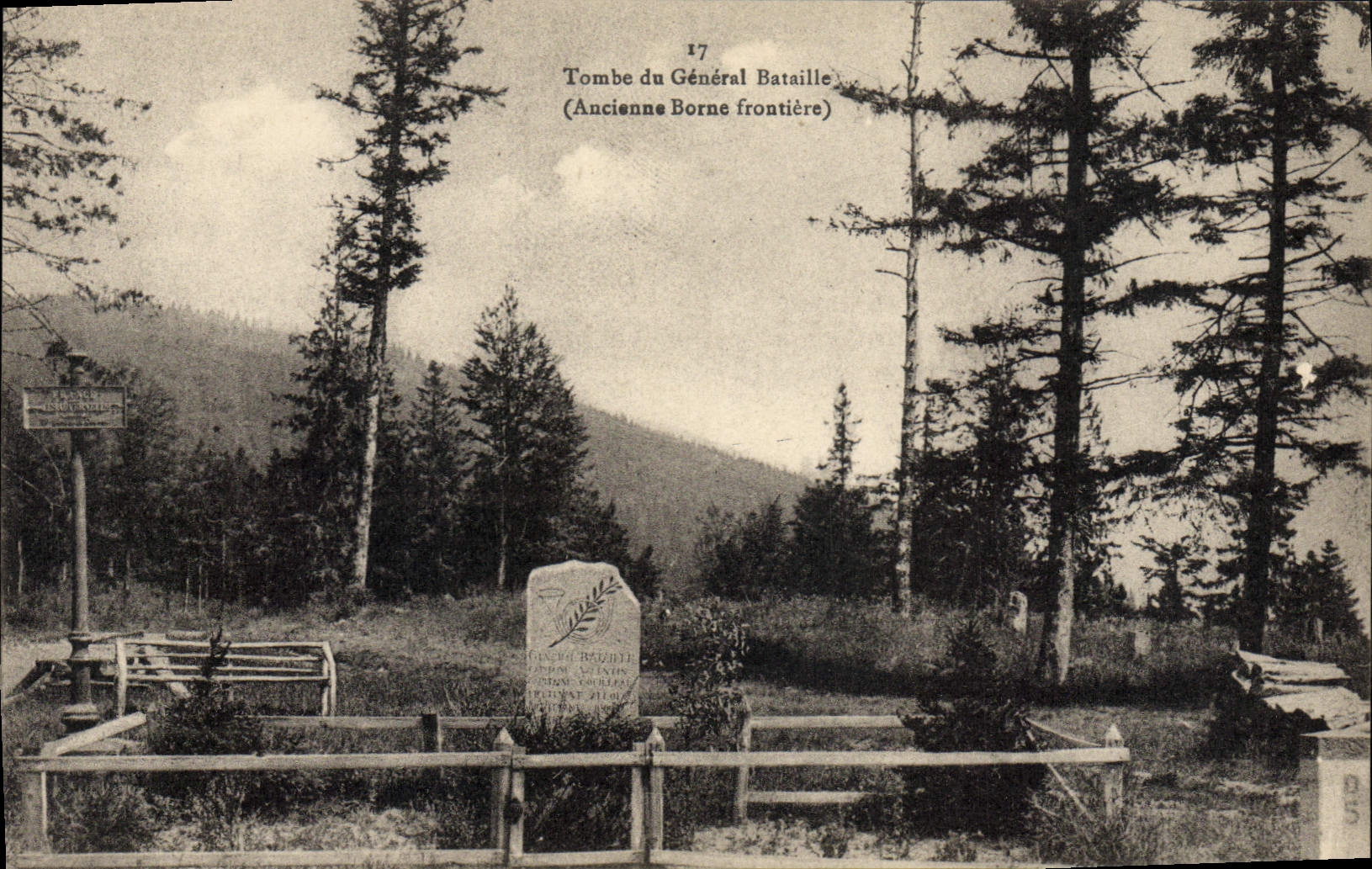 CPA Mort Tombe du general Bataille Ancienne borne frontiere