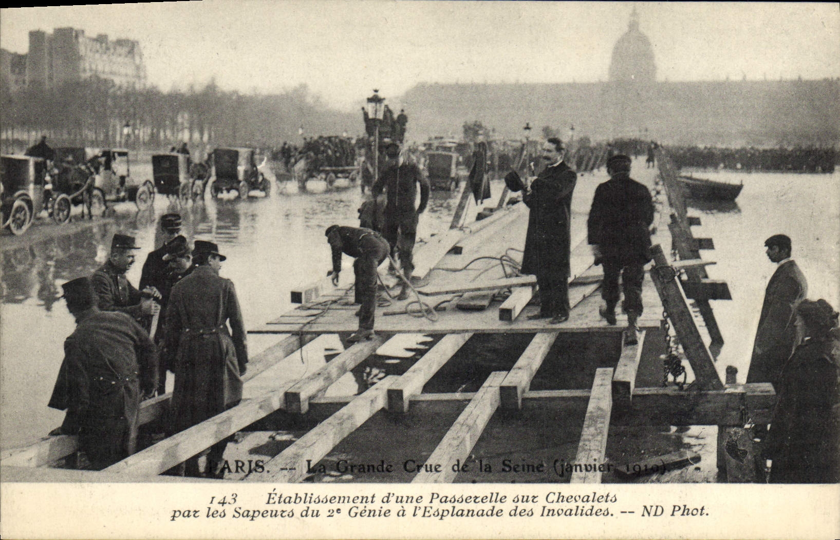 Paris — La Grande Crue de la Seine (janvier 1910) — Établissement d'une passerelle sur chevalets par les Sapeurs du 2° Génie à l'Esplanade des Invalides — ND Phot.
