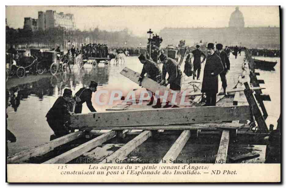 I sappeatori del 2° genio (provenienti da Angers) costruiscono un ponte all'Esplanade des Invalides — ND Fot.