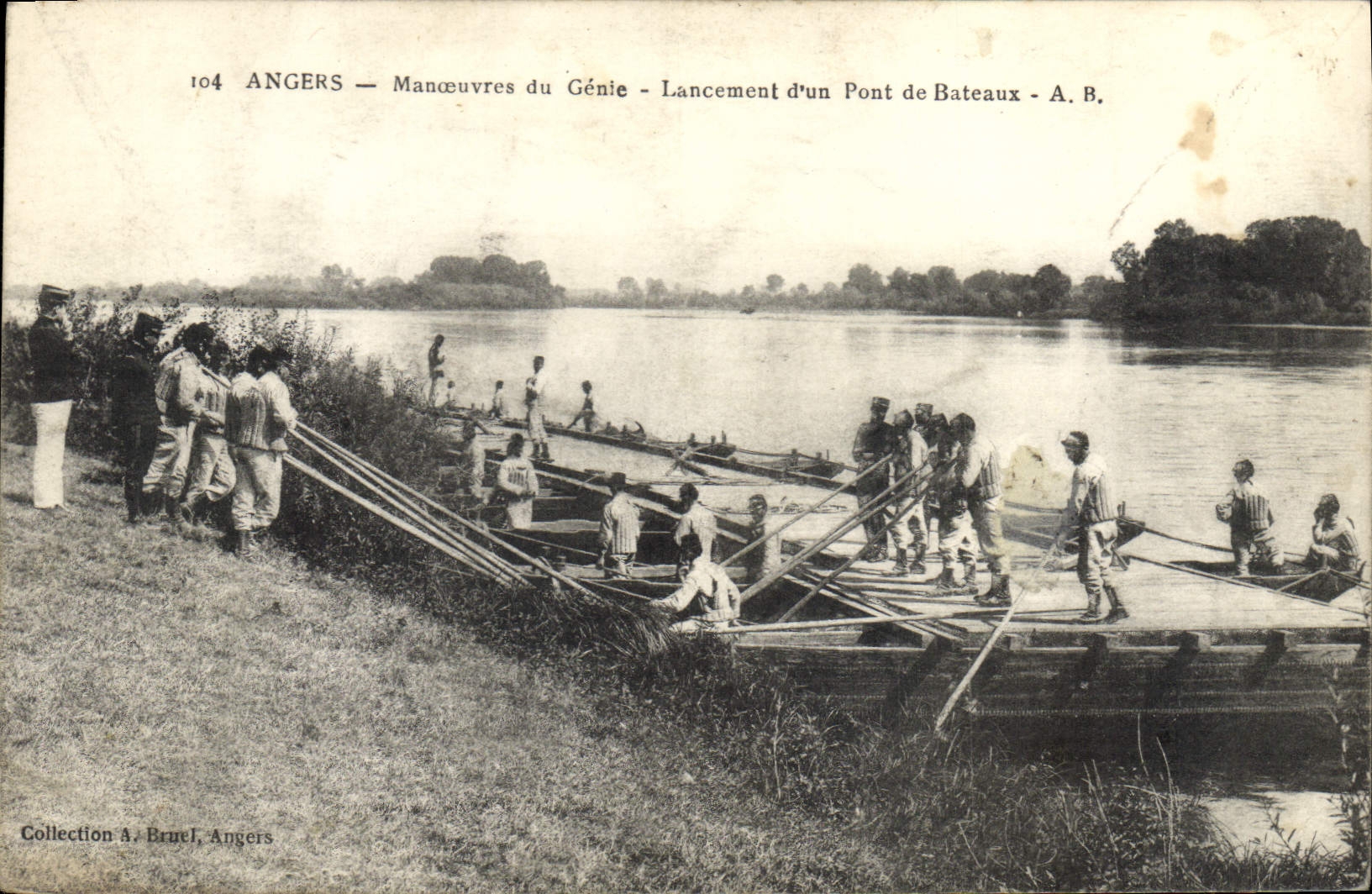 Angers — Manœuvres du Génie — Lancement d'un Pont de Bateaux — A. B.