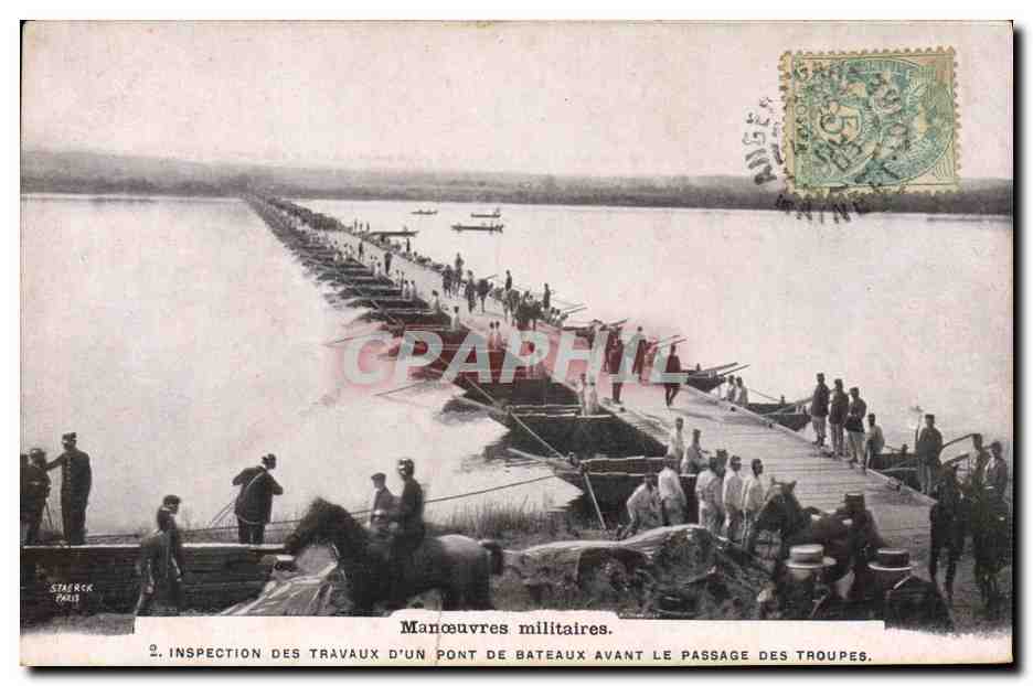 CPA Militaria Manoeuvres Inspection des travaux d'un pont de bateaux avant le passage des troupes