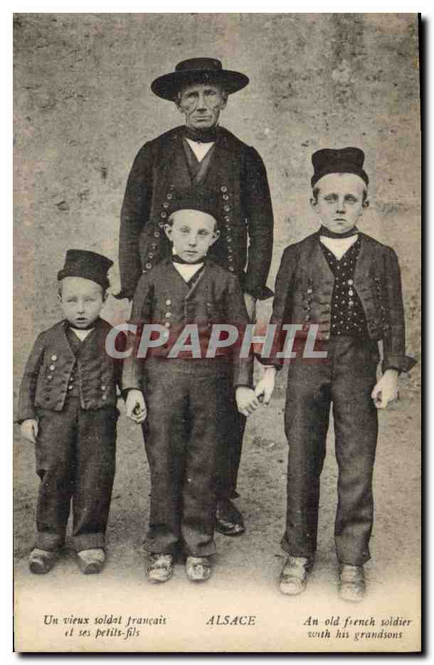 CPA Folklore Alsace Un vieux soldat francais et ses petits fils