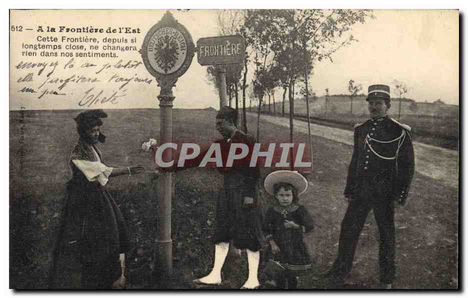 CPA Folklore Alsace A la frontiere de l'Est Gendarme Femme Enfants